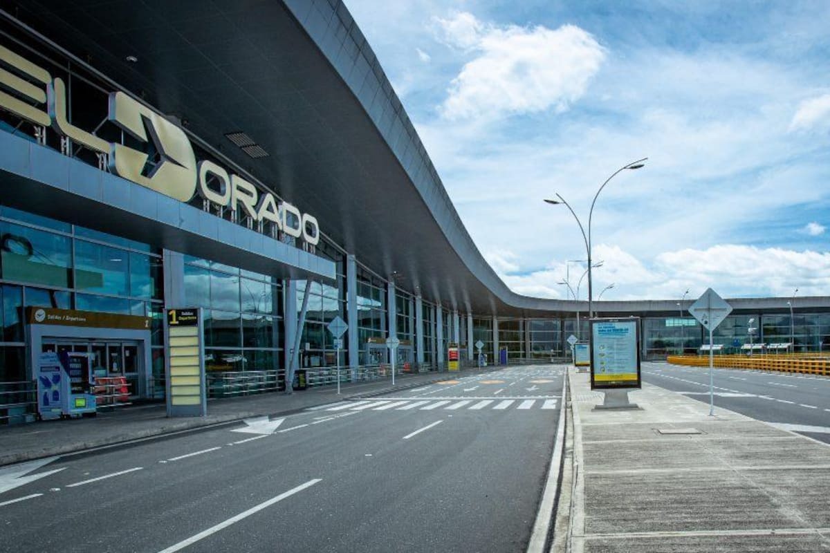 VIDEO: Momentos de terror vivieron en aeropuerto de Bogotá por hombre que intentó quitarse la vida