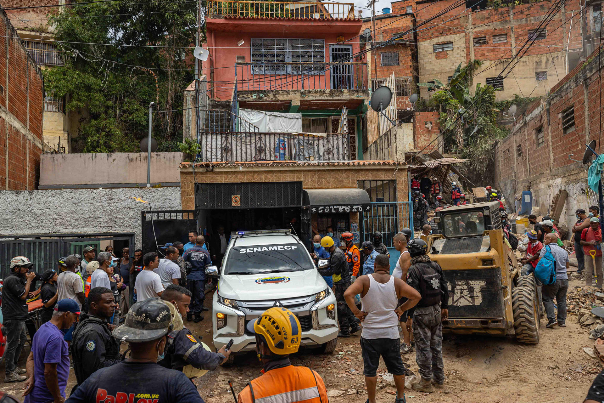 En FOTOS: subieron a ocho los muertos por el trágico desplome de una edificación en Petare