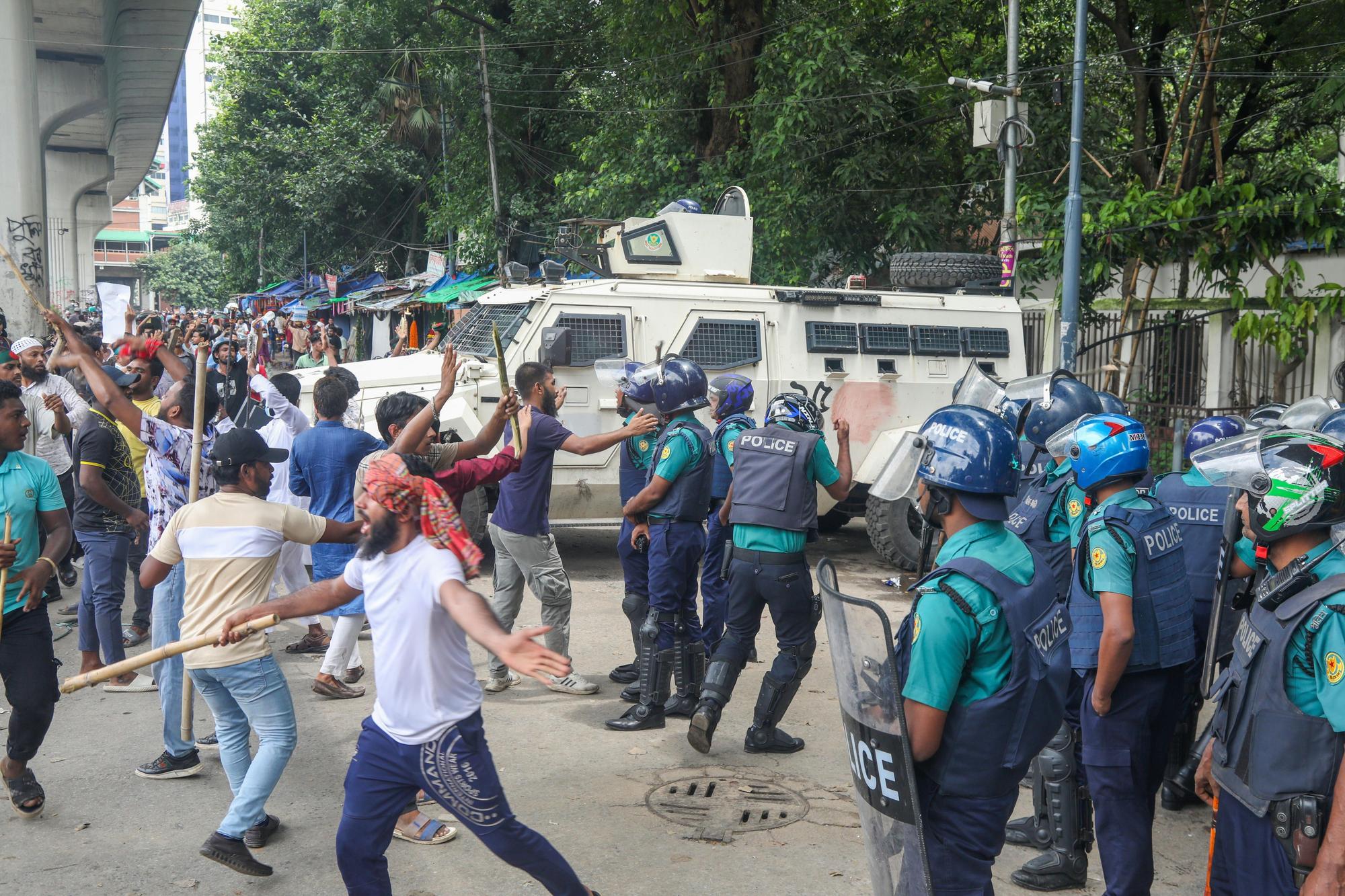 Miles de manifestantes asaltan la residencia oficial de la primera ministra de Bangladés