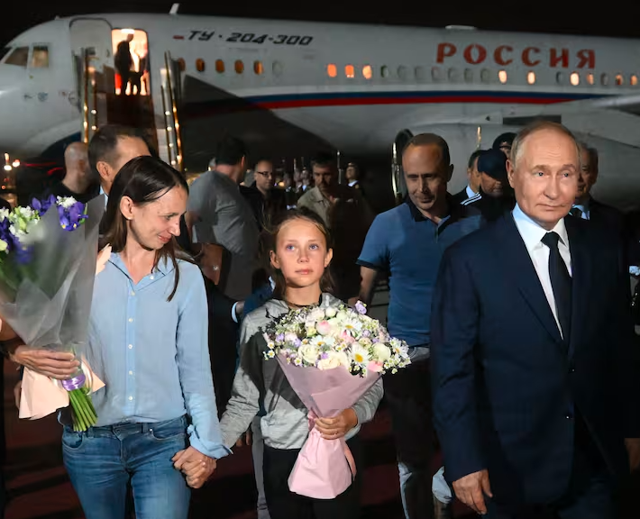 Putin recibió al matrimonio de espías con pasaporte argentino y los saludó en español: sus hijos no sabían que eran rusos