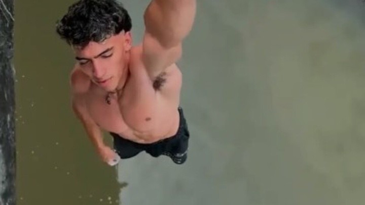 VIDEO: Un influencer desafió a cocodrilos en un río y tuvo un inesperado final