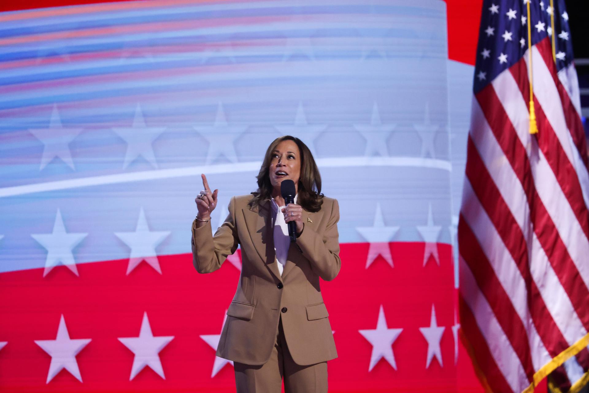 “Cuando luchamos, ganamos”: Kamala Harris aparece por sorpresa en el primer día de la convención democráta