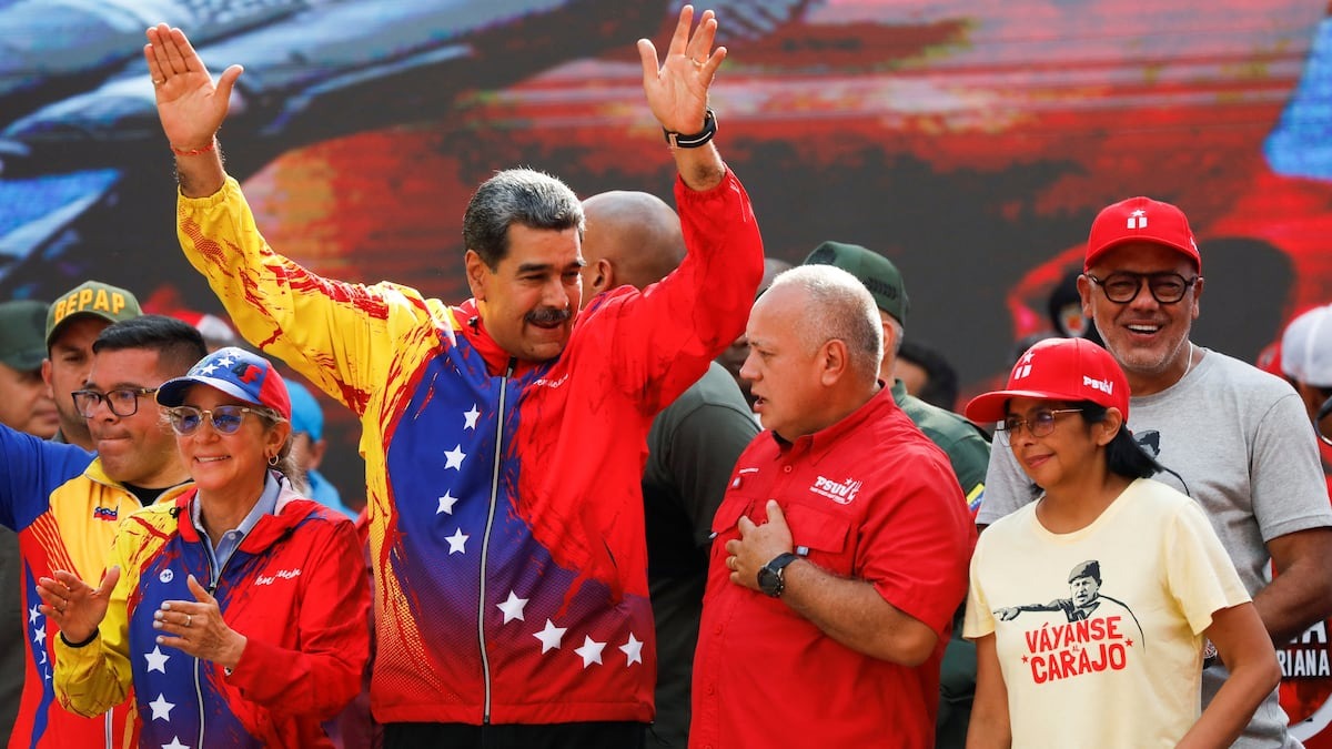 El País: Maduro cambia el Gobierno y refuerza la gestión del petróleo con su círculo más cercano