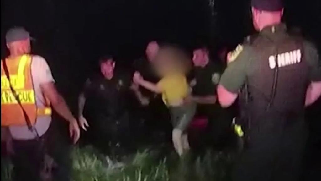 Policías se sumergieron en lago de Florida para salvar a mujer atrapada en un carro completamente hundido