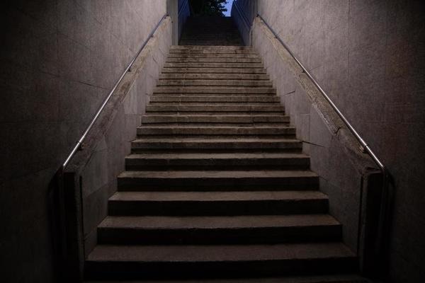 Se mudó a una casa con su familia en Misuri y 10 años después su hijo halló en las escaleras un misterioso objeto (VIDEO)