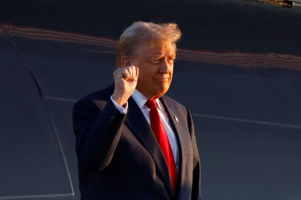 Donald Trump llegó en su avión a Filadelfia para el debate frente a Kamala Harris