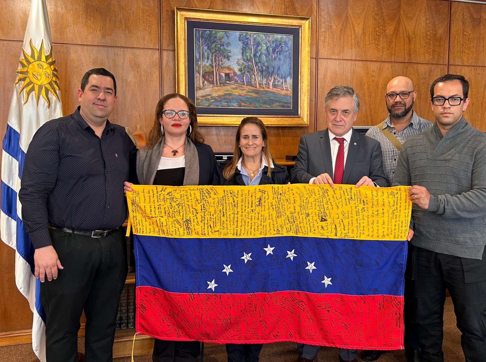 Canciller uruguayo recibe bandera de Venezuela para mostrarla en Asamblea General de la ONU