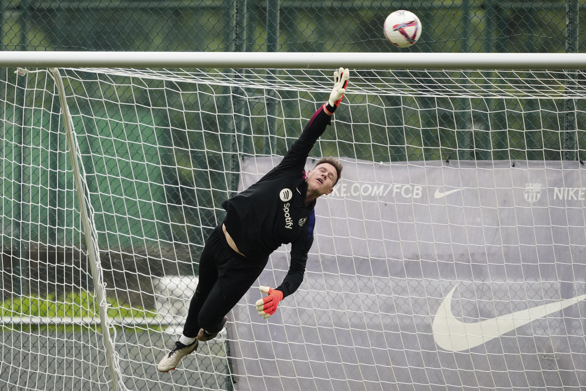 Malas noticias para el Barcelona: Ter Stegen sufrió rotura completa del tendón y será operado