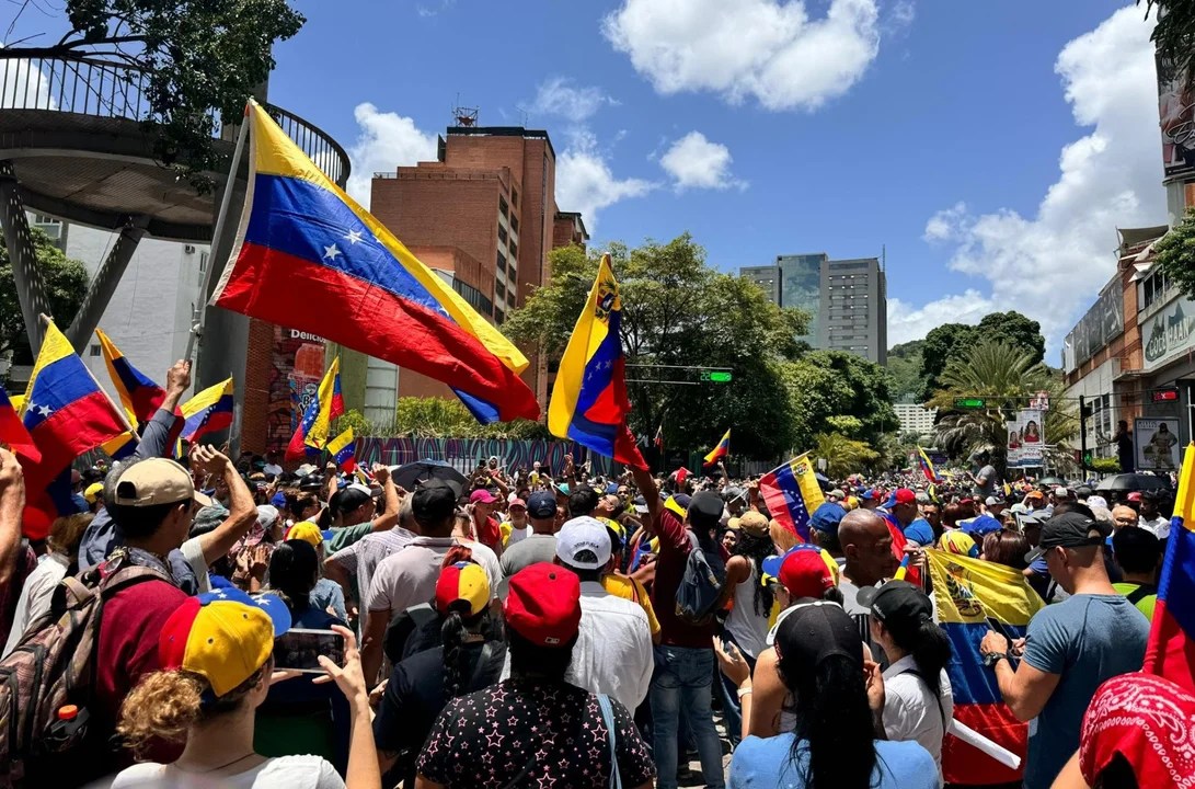 Venezolanos opositores expresan preocupación tras la salida de Edmundo González a España (Video)