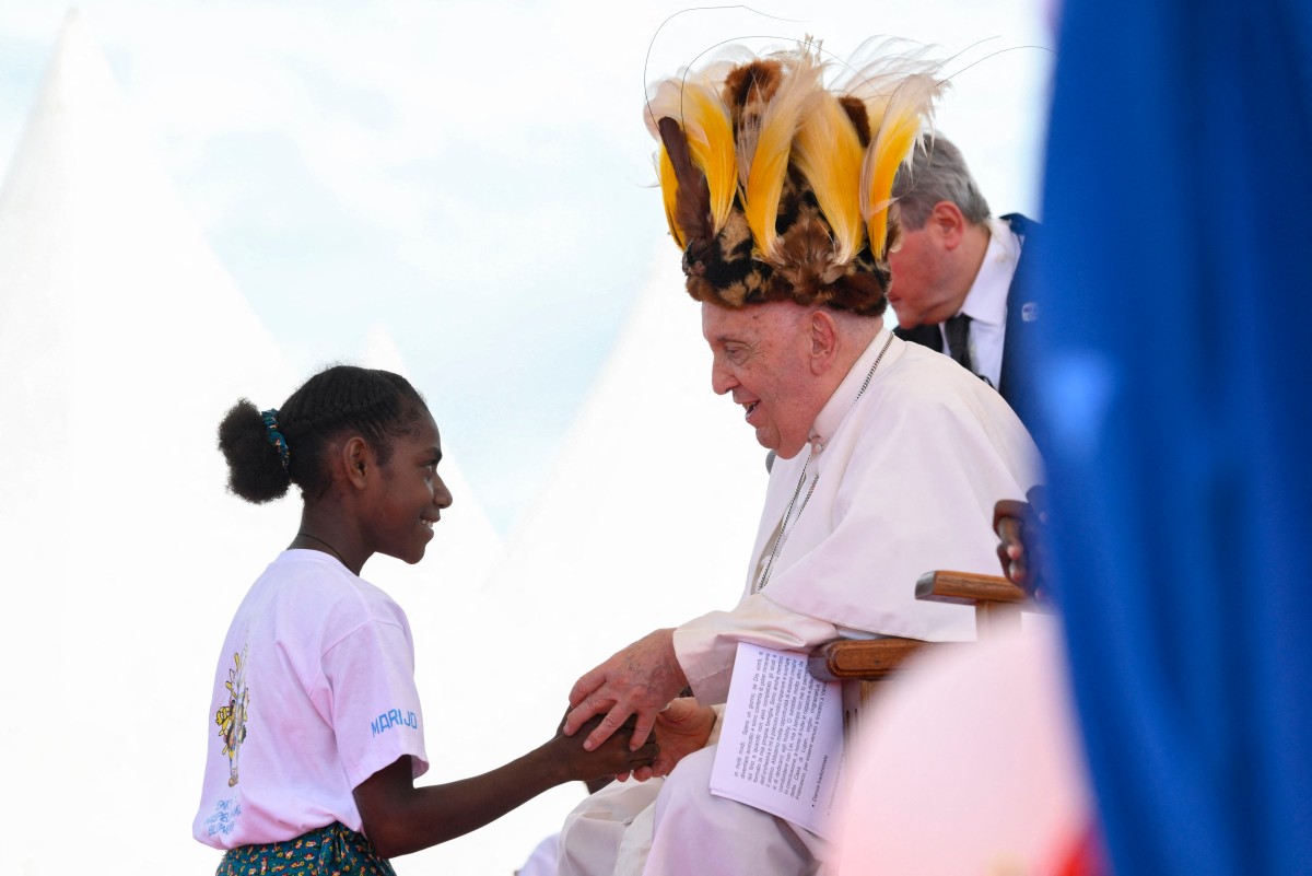 Con un tocado de plumas, el papa Francisco halló el Edén en Papúa Nueva Guinea