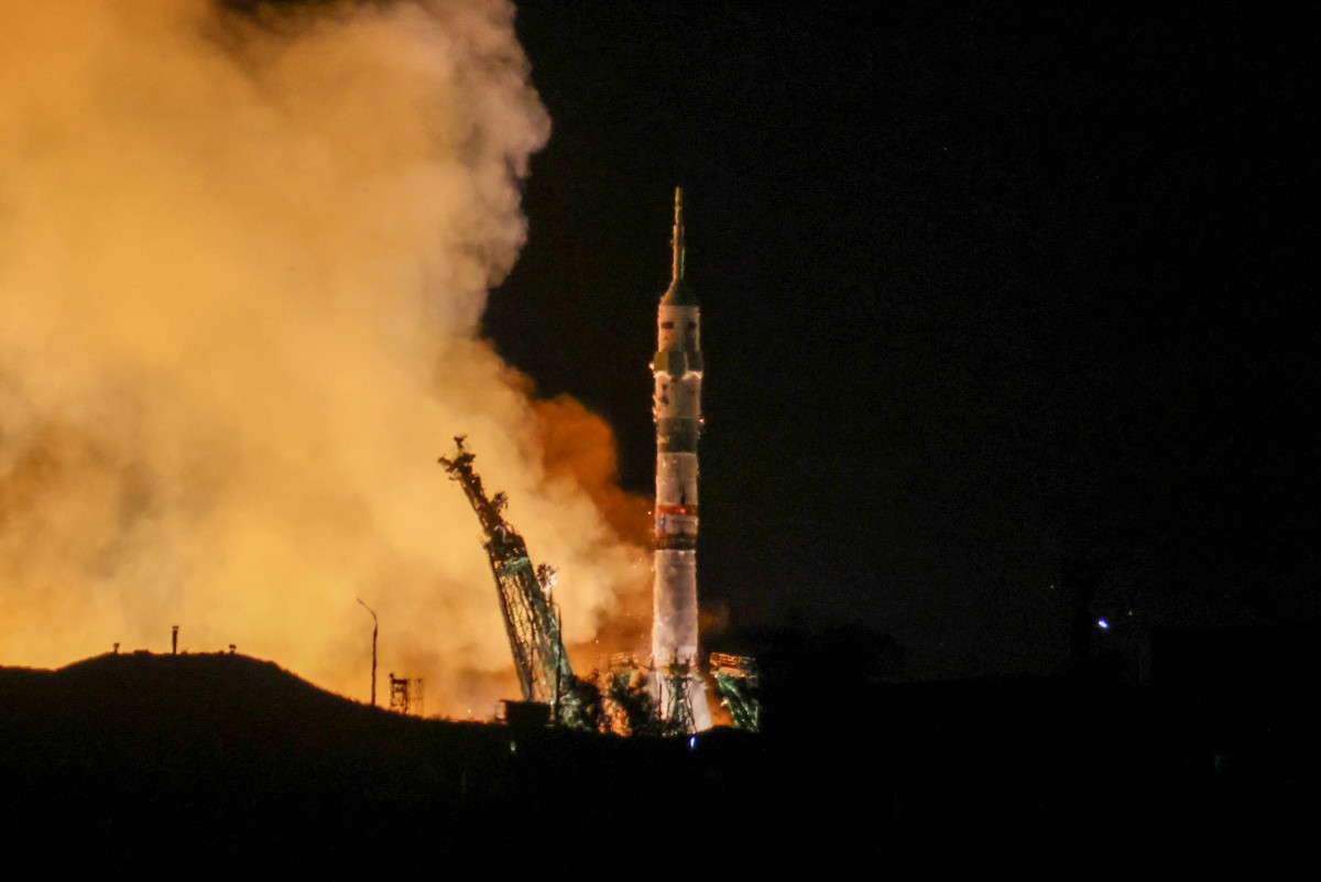 Nave rusa Soyuz despega con dos rusos y un estadounidense hacia estación espacial