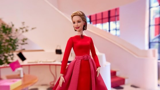 El homenaje que le rindió Barbie a la diseñadora venezolana Carolina Herrera