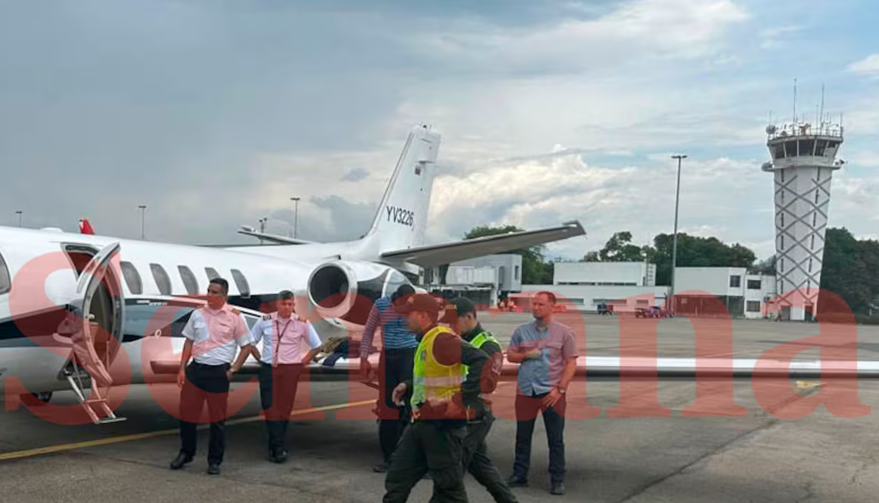 Las primeras imágenes de la avioneta venezolana que aterrizó en Cúcuta llena de armamento