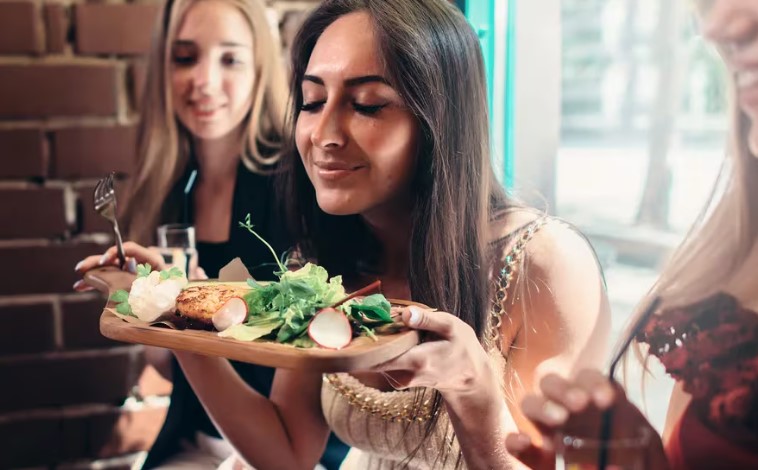 Cuáles son las claves de la “dieta de la felicidad”, según un experto de Harvard