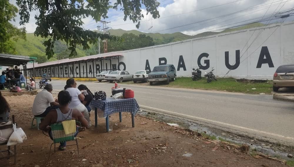 Familiares de presos por protestas postelectorales tienen casi un mes esperando en las afueras de Tocorón