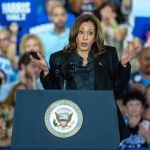 La candidata presidencial demócrata a la vicepresidencia de EEUU, Kamala Harris, habla durante un mitin de campaña en el McHale Hall de la Universidad de Wilkes, en Wilkes-Barre, Pensilvania, EEUU / EFE