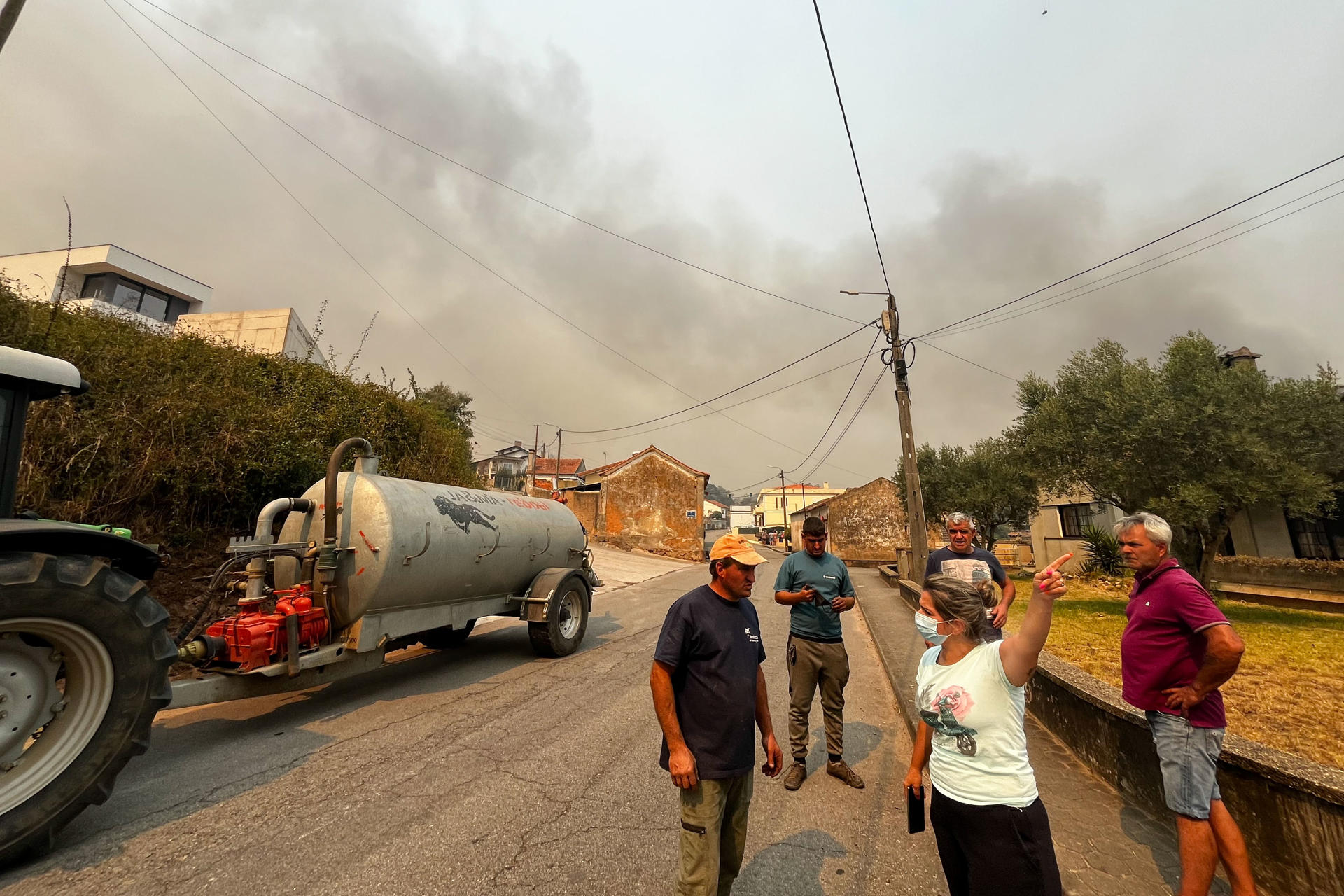 Mueren tres bomberos en el combate contra incendios en Portugal y son ya siete los fallecidos