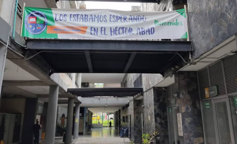 El colegio en el que se entona el himno nacional de Colombia y Venezuela en sus izadas de bandera