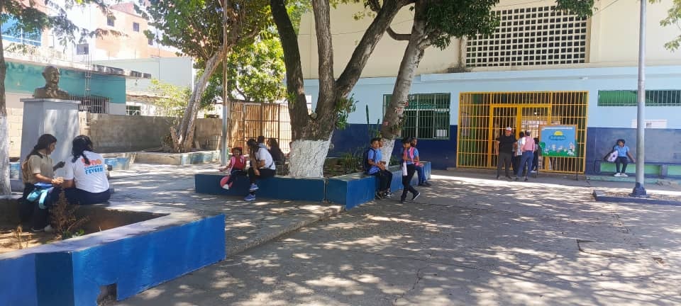 Teachers in Nueva Esparta State begin Venezuela’s school year with “mosaic schedules”