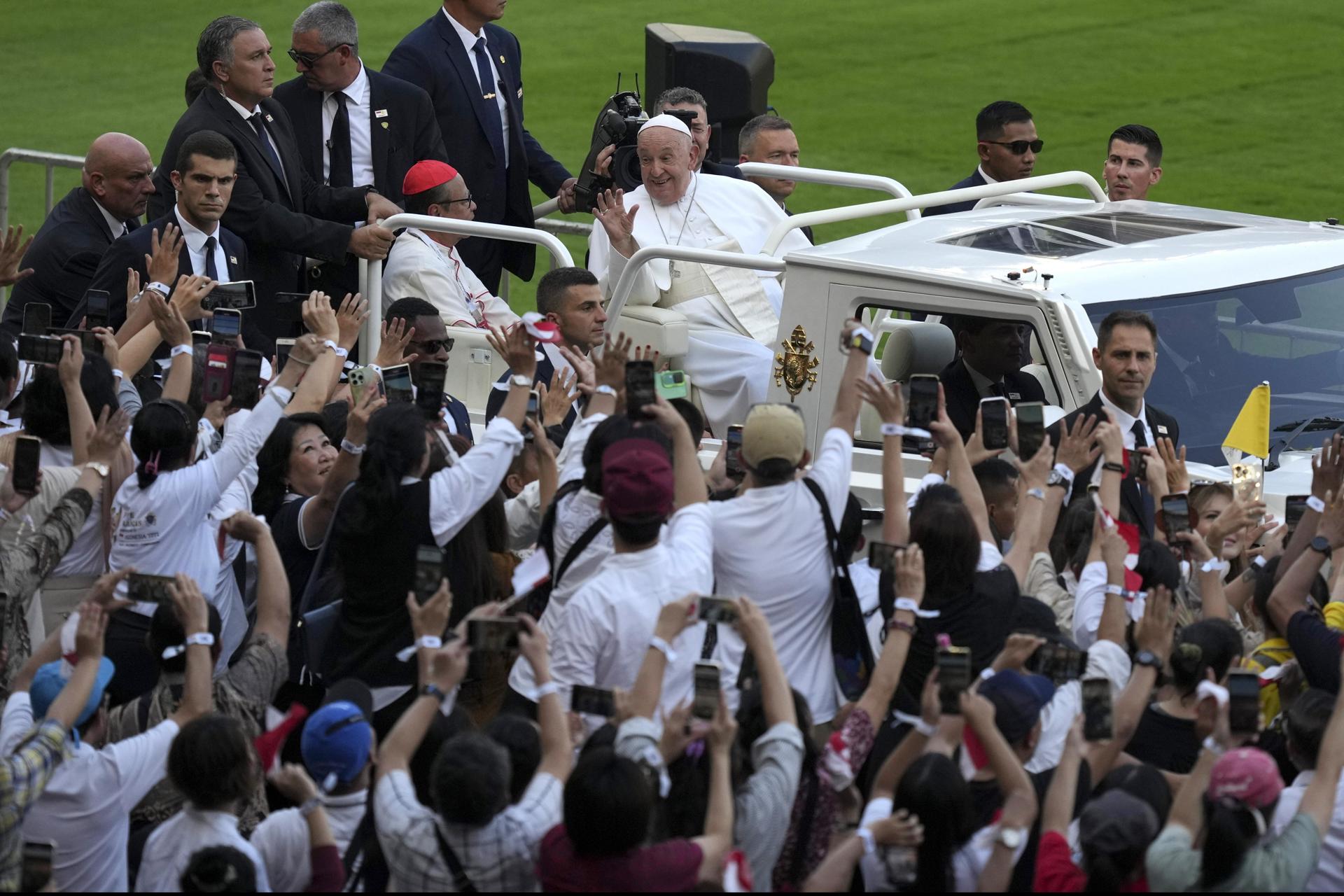 El papa Francisco celebró misa para cien mil personas en Yakarta e instó a construir un mundo de paz