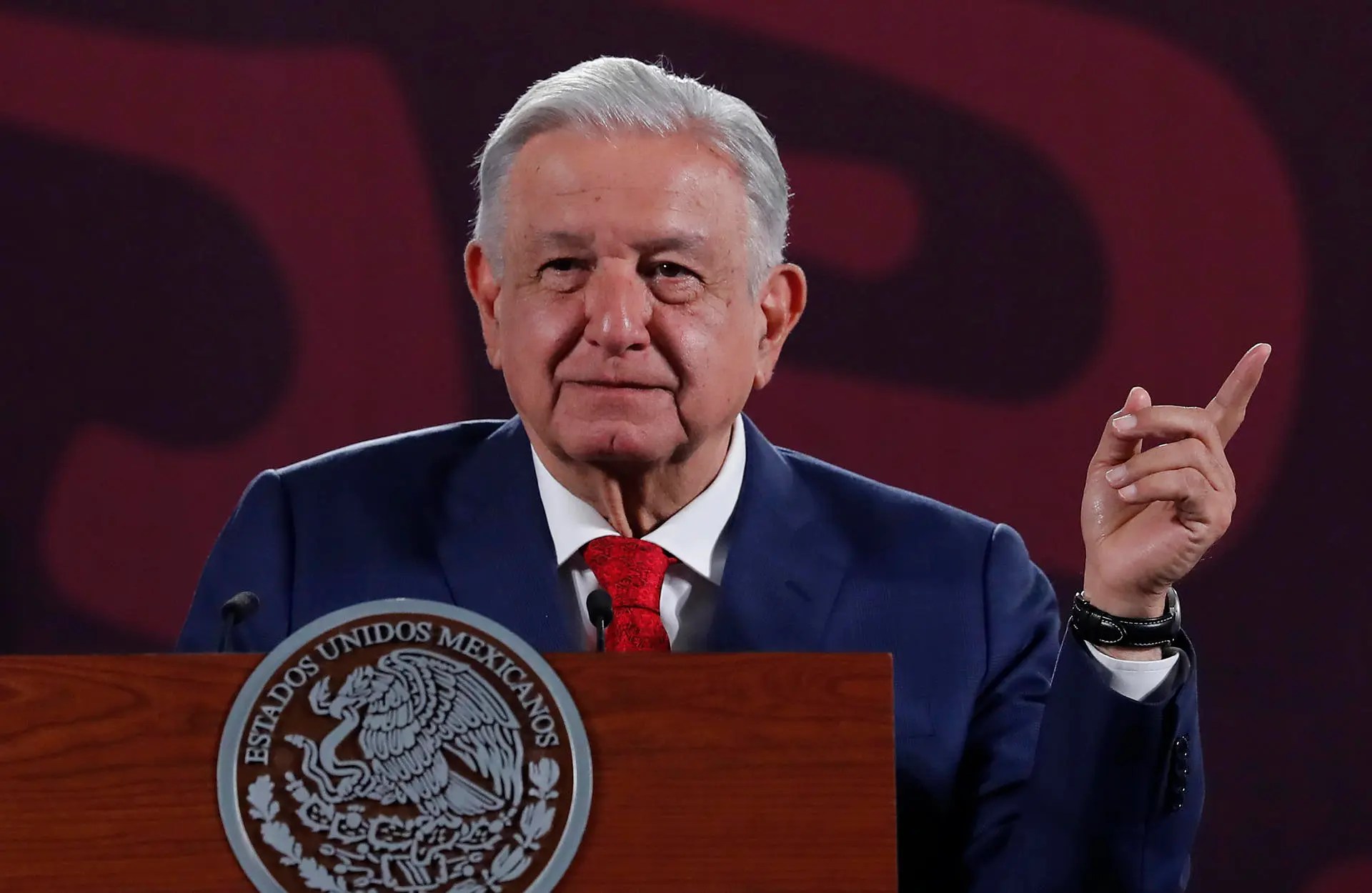 “Me voy muy contento”, dice López Obrador en su último día como presidente mexicano