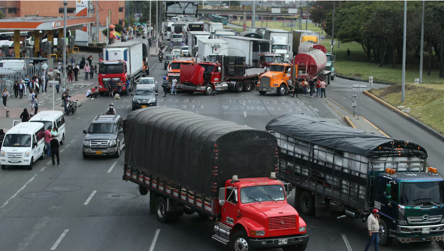 Paro camionero en Colombia: reportan bloqueos en autopistas y estaciones de TransMilenio cerradas