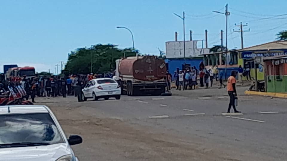 Pescadores trancan la carretera nacional Falcón-Zulia por contaminación del Golfete de Coro