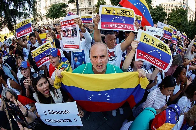 Los venezolanos, a las puertas del Congreso en Madrid: “España, escucha, únete a la lucha”