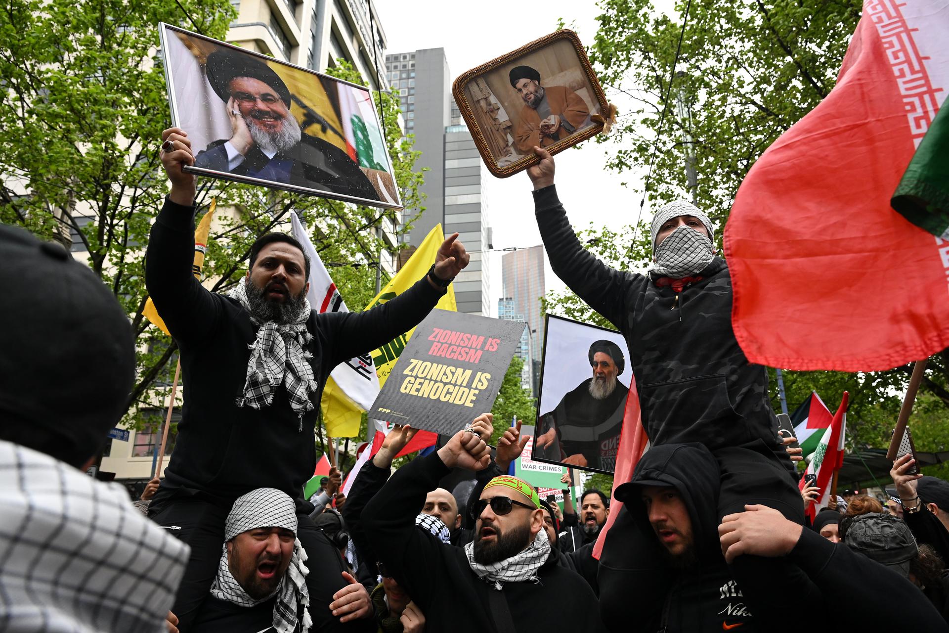 Detuvieron a una joven que portaba una bandera de Hezbolá en una protesta en Australia