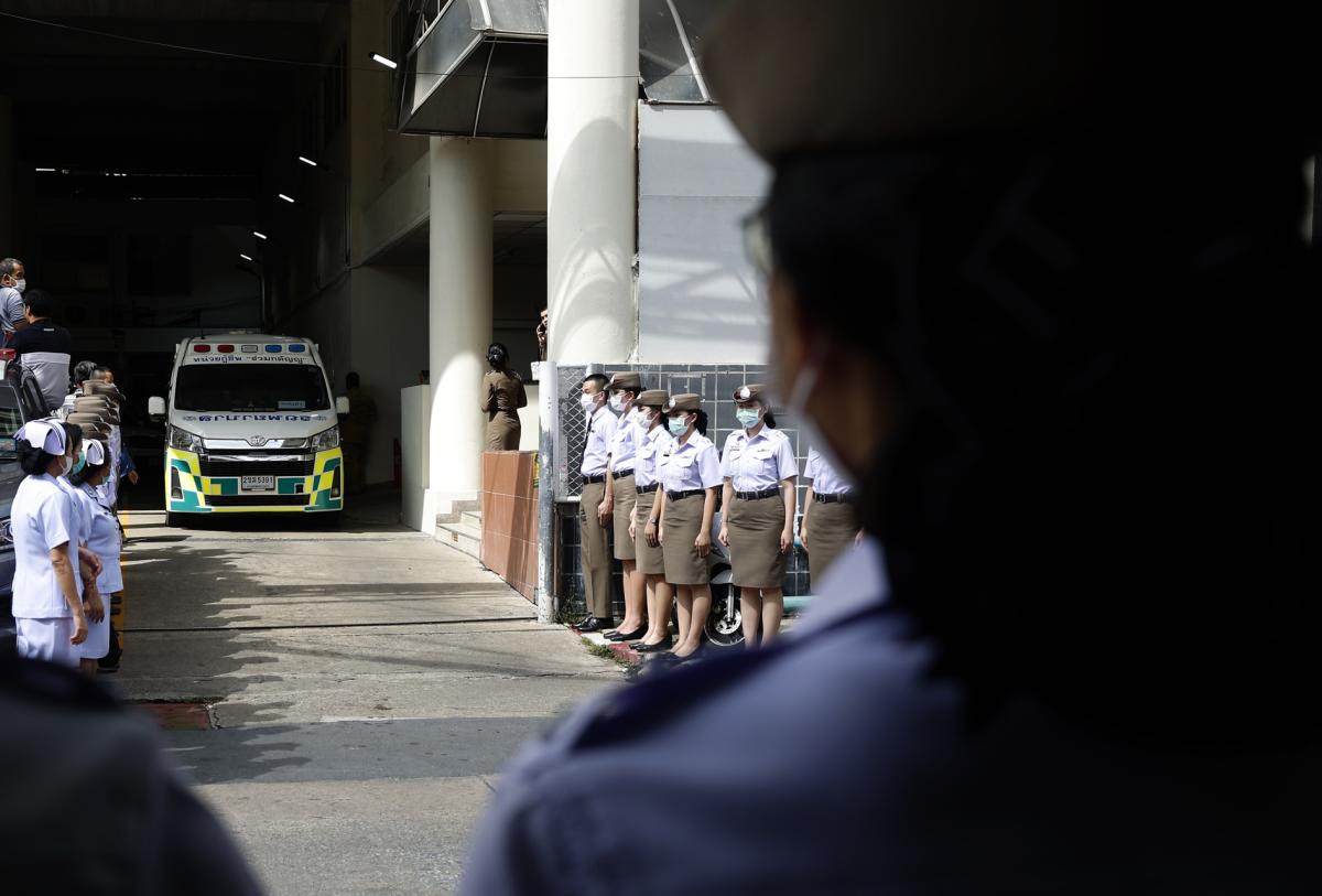 Tailandia celebra los funerales por los niños y maestros muertos en un accidente de bus