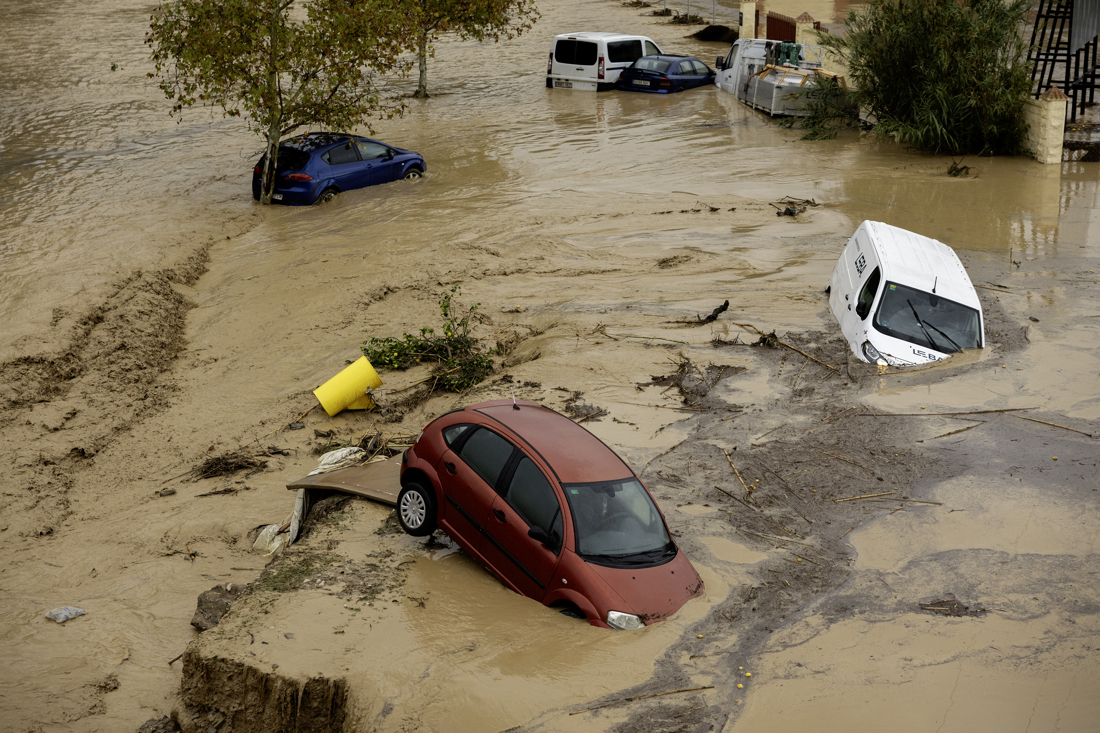 IMÁGENES: Desaparecidos, un tren descarrilado y cierre de puertos en España por fuerte temporal 