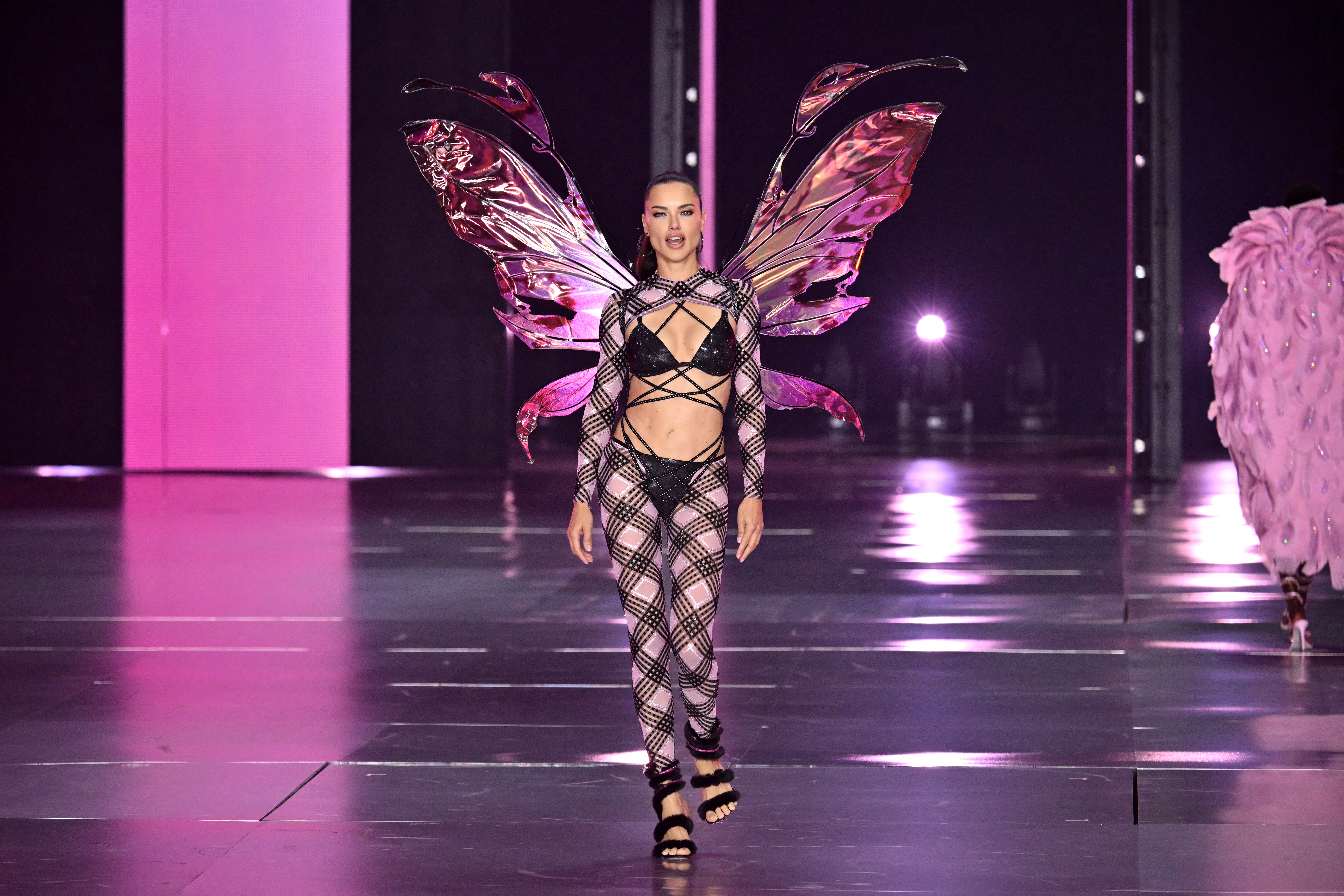 Victoria’s Secret consolidó su regreso con su primer desfile de “ángeles” en seis años