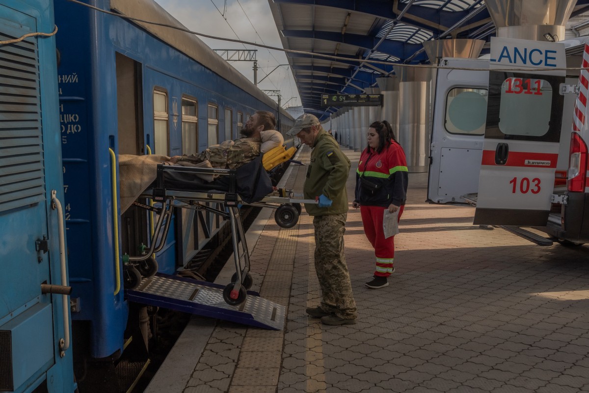 En FOTOS: el tren secreto que burla enemigos rusos para evacuar a soldados ucranianos heridos