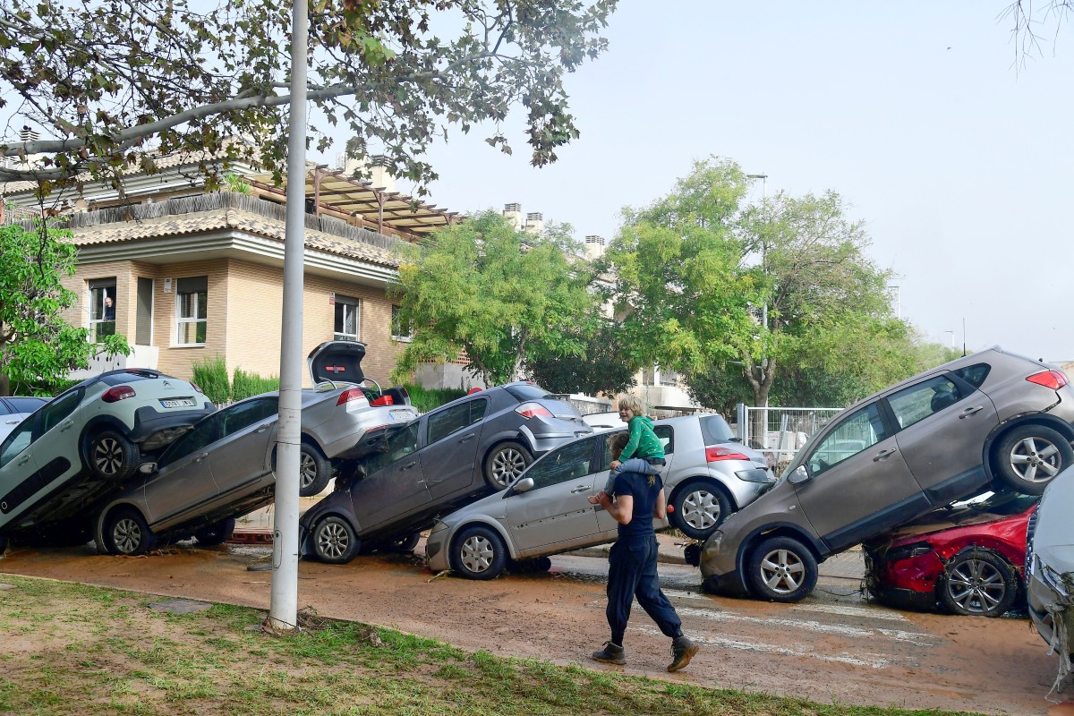 Las FOTOS más impactantes: autos como fichas de dominó y casas bajo el agua en España