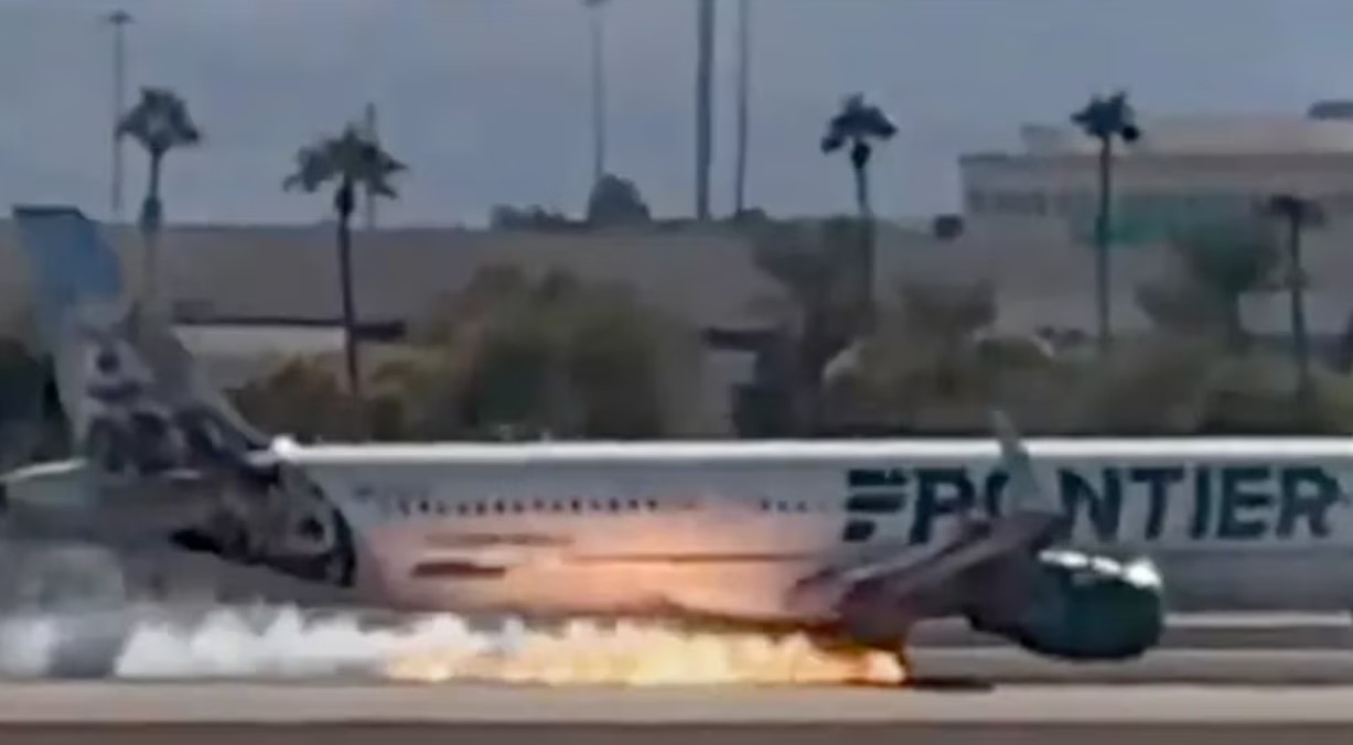 Momento en el que se incendia un avión cuando aterrizaba en el aeropuerto de Las Vegas (VIDEO)