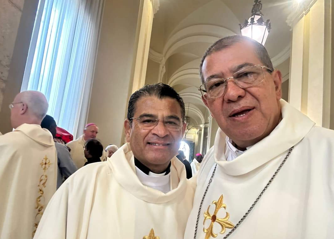 El obispo nicaragüense Rolando Álvarez, exiliado por Daniel Ortega, aparece en el Vaticano