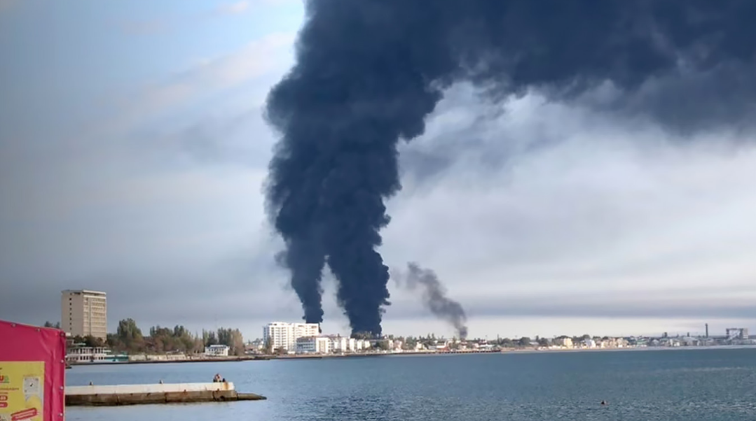 Ucrania bombardeó una importante terminal petrolera en Crimea (video)