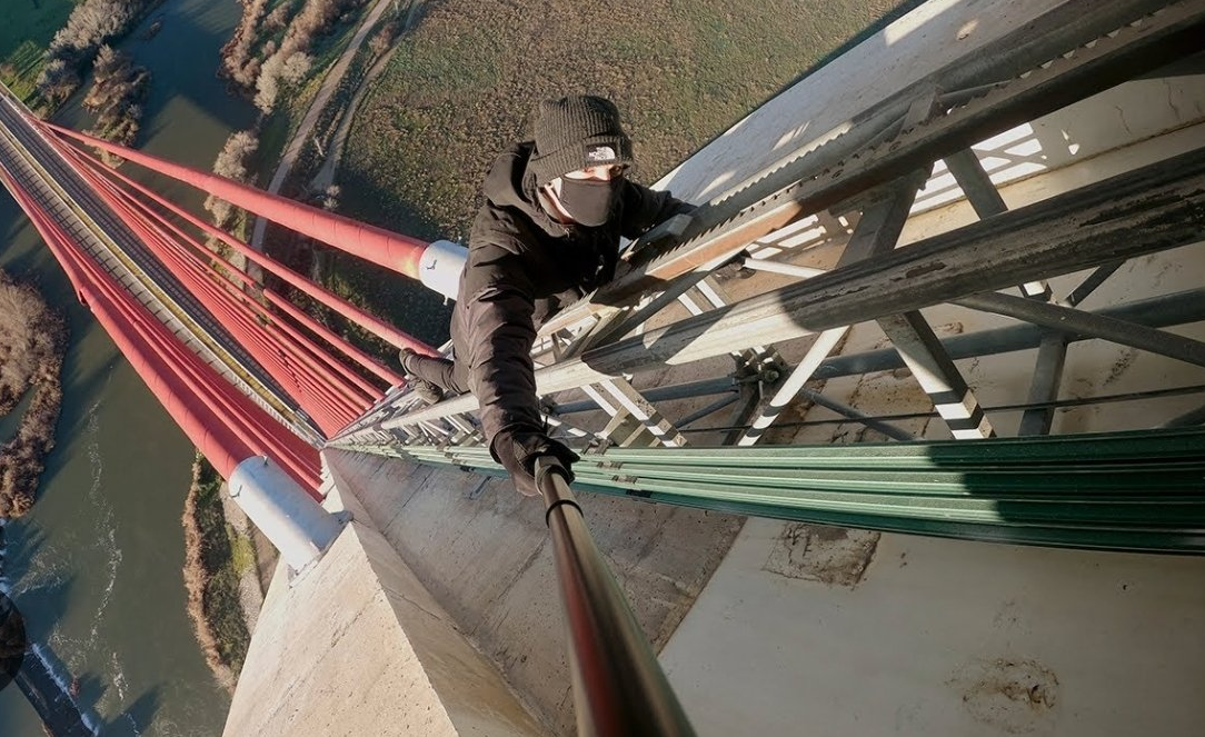 Joven “influencer” cayó al vacío mientras grababa imágenes de riesgo en el puente más alto de España