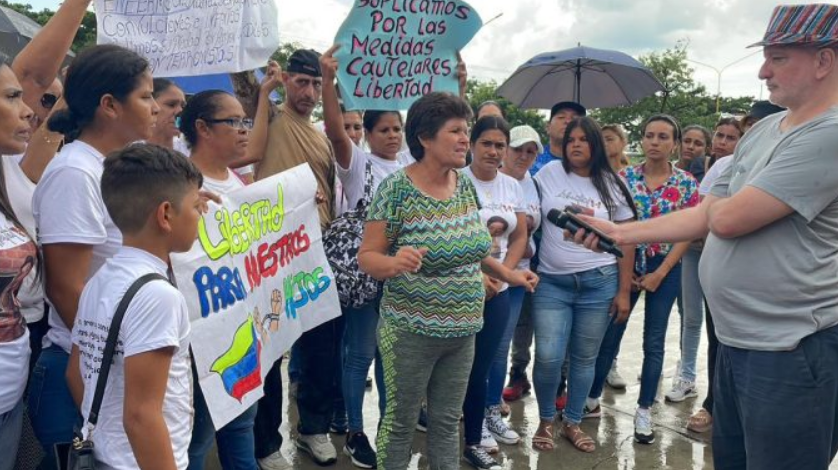 Madres de jóvenes detenidos por protestar alzan su voz a las afueras del penal de Tocuyito