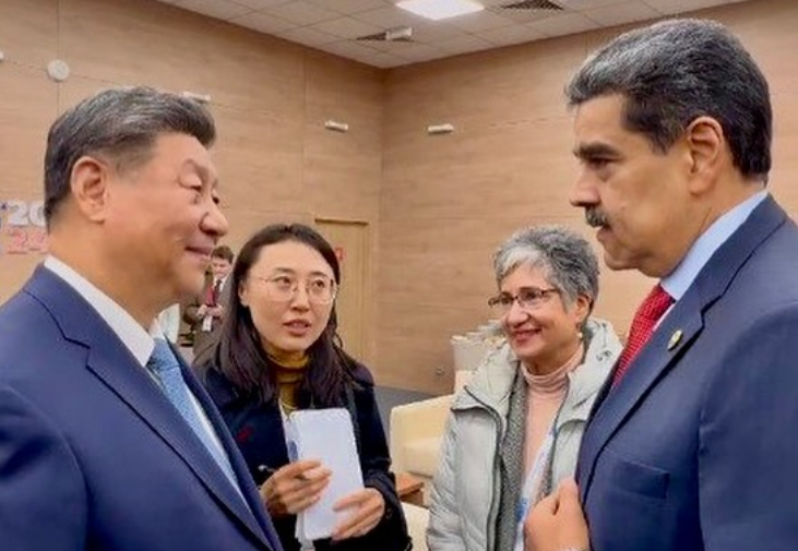 Xi Jinping apenas articuló monosílabos cuando se consiguió a Nicolás Maduro en un pasillo (VIDEO)