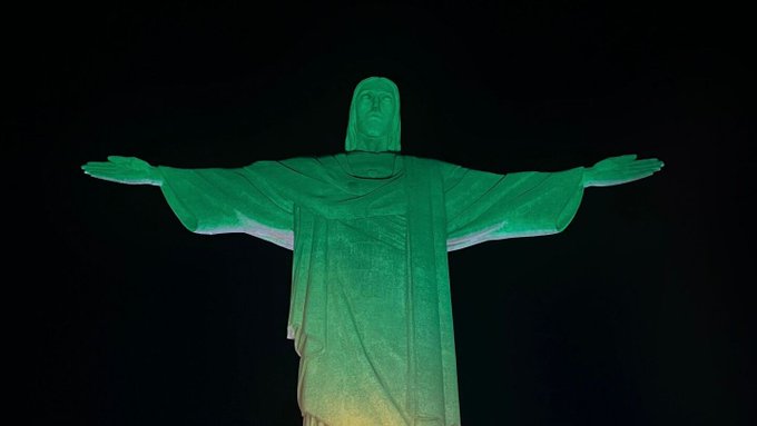 El Cristo Redentor de Río se ilumina de verde y amarillo por el cumpleaños de Pelé