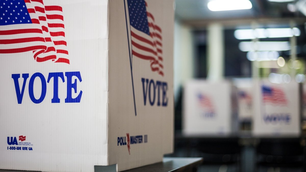 VIDEO: Halló en plena vía de Miami-Dade una caja con papeletas de voto anticipado