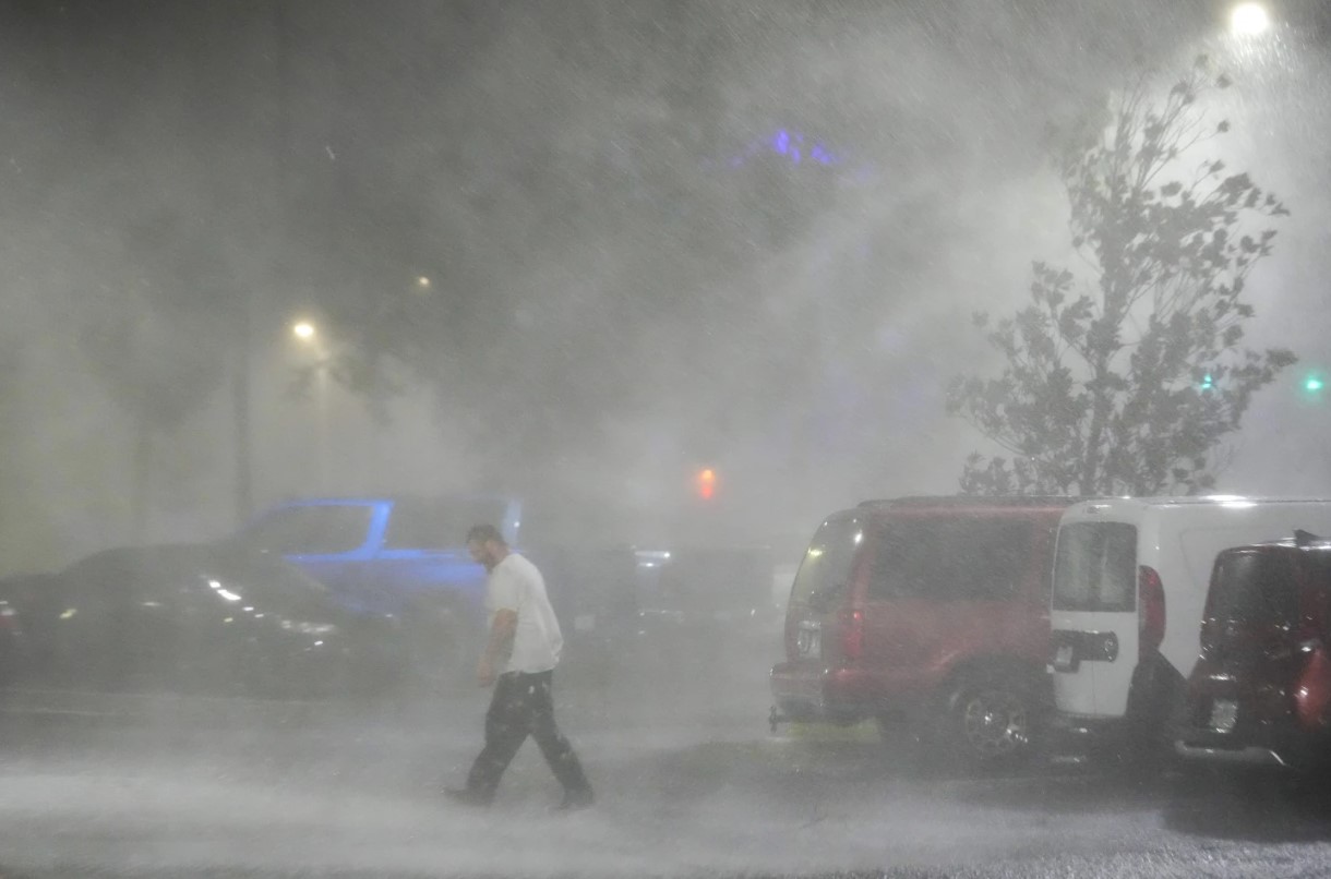 Milton baja a categoría 2 tras llegar a Florida y causa inundaciones repentinas en Tampa