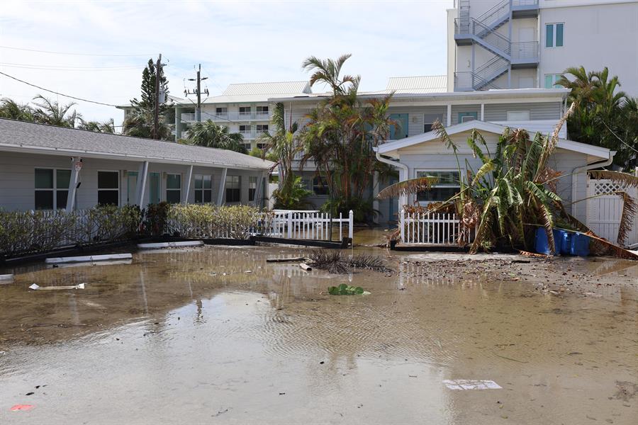 Instan a los ciudadanos de Florida no salir a las calles porque las inundaciones continúan