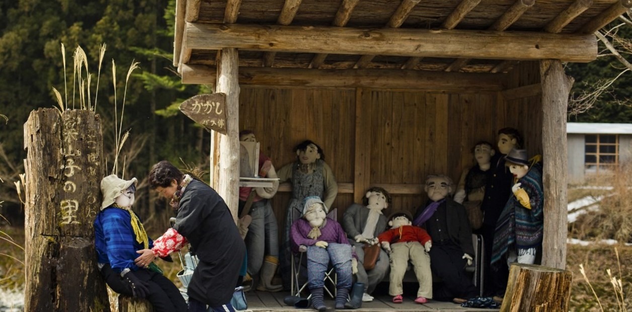 El escalofriante pueblo donde hay pocos habitantes y los reemplazan con muñecos