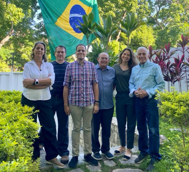 Los compañeros de María Corina refugiados en la embajada argentina en Caracas en custodia del gobierno de Brasil. De izq a Der Magaly Meda, Humberto Villalobos, Pedro Urruchurtu, Omar González, Claudia Macero y Fernando Martínez. Foto Vente Venezuela