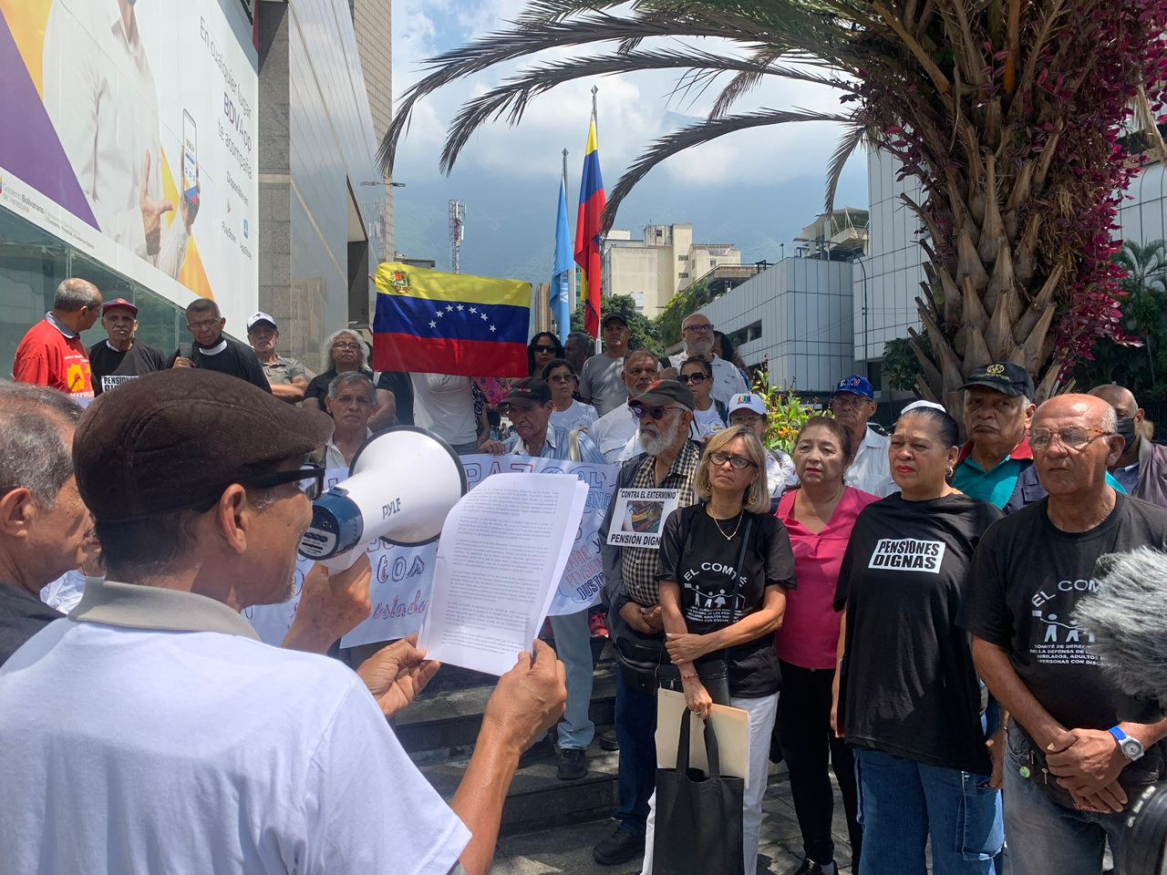 En imágenes: adultos mayores clamaron por pensiones dignas frente a la sede de la ONU en Caracas