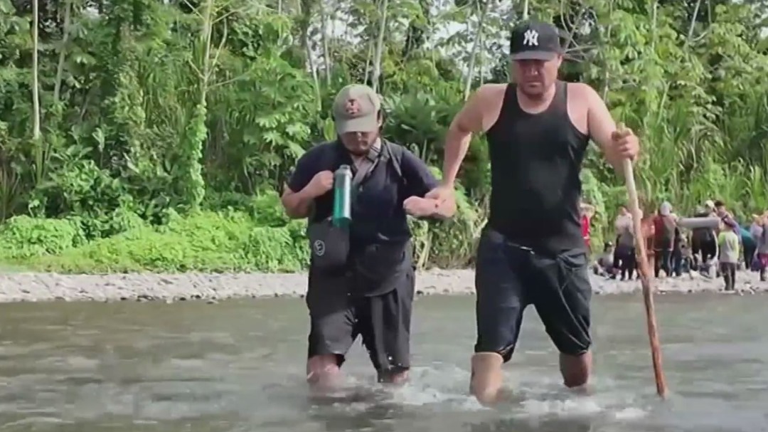 Venezolano perdió la pierna en una protesta y ahora cruza el Darién para llegar a EEUU (VIDEO)