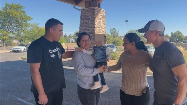 “Son familia para nosotros”: Pastor de iglesia en Colorado da la bienvenida a inmigrantes venezolanos