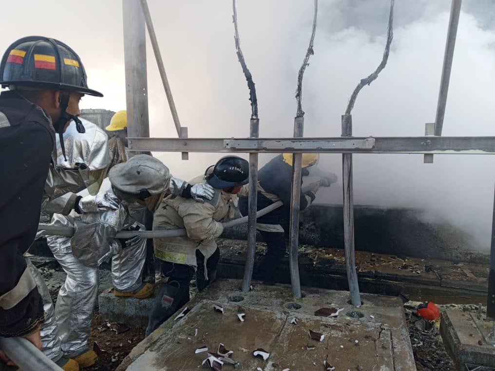 Explosión de transformador causó incendio en planta eléctrica de Coro (video)